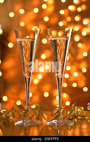 Due bicchieri di champagne su un tavolo contro lo sfondo bokeh di fondo. Foto Stock
