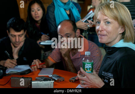 Oct 31, 2006; Manhattan, NY, STATI UNITI D'AMERICA; SARA KASTOR (R) parla con i media. 2006 New York City Marathon conferenza stampa con Sara Kastor a Taverna sulla verde nel parco centrale vicino al traguardo. Kastor, 33, di Mammoth Lakes, CA è il 2004 olimpico medaglia di bronzo nella maratona ed è favorito per essere la prima donna americana a vincere la NYC Marathon in tre decenni, Kastor è als Foto Stock