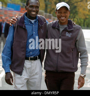 Nov 01, 2006; Manhattan, NY, STATI UNITI D'AMERICA; Paul Tergat (L) e HENDRICK RAMAALA (R) a piedi la finitura del 2006 NYC Marathon di Central Park. 2006 New York City Marathon 'New York il favoloso finiture " Conferenza stampa con il campione in carica Paul Tergat e runner-up Hendrick Ramaala. Paul Tergat del Kenya finito di tre decimi di secondo di fronte Hendrick Ramaala del Sud Africa per vincere Foto Stock