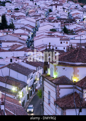Vista notturna. Città di Grazalema, Parco Naturale della Sierra de Grazalema e. La Ruta de los Pueblos Blancos. Cádiz. Andalusia. Spagna. Foto Stock