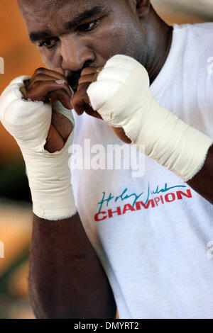 07 nov 2006; San Antonio, TX, Stati Uniti d'America; il pugilato: Ex Heavywieght Champ EVANDER HOLYFIELD opere fuori martedì 9 Novembre 7, 2006 at Sunset Station in preparazione per il suo venerdì notte lotta contro Fres Oquendo. Credito: foto di Kevin Geil/San Antonio Express-News/ZUMA premere. (©) Copyright 2006 by San Antonio Express-News Foto Stock