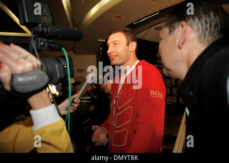 Nov 09, 2006; New York, NY, STATI UNITI D'AMERICA; Ex Heavyweight Champion Vitali Klitschko parla alla stampa presso la pesa per il suo fratello Wladimir al Madison Square Garden giovedì novembre 9, 2006. Wladimir Klitschko dovrà affrontare Calvin Brock Sabato 11 Novembre, 2006 al Madison Square Garden. Credito: Foto da J. P. Yim/ZUMA premere. (©) Copyright 2006 DA J. P. Yim Foto Stock