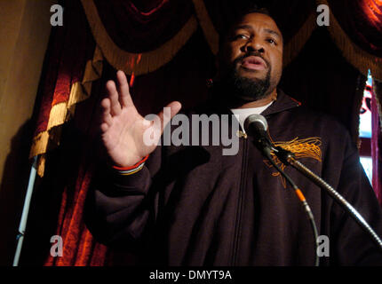 Nov 10, 2006; Manhattan, NY, STATI UNITI D'AMERICA; SHANNON "CANNON" Briggs è festeggiato con una vittoria il pranzo presso lo Zio Jack's Steakhouse per celebrare essere incoronato World Boxing Organizzazione Heavyweight Champion. Briggs, di Brooklyn, detronizzato Sergei 'White Wolf' Liakhovich sabato in Phoenix con due abbattimenti con meno di trenta secondi per andare nel XII e ultimo round che Liakhovich sinistro s Foto Stock