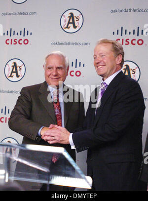 14 nov 2006; San Jose, CA, Stati Uniti d'America; Oakland Athletics proprietario Lew Wolff e Cisco Systems CEO John Chambers agitare le mani nel corso di una conferenza stampa a Cisco Systems, Inc sede di San Jose, California Martedì, 14 Nov 2006. Credito: Foto di Bea Ahbeck/Fremont Argus/ZUMA premere. (©) Copyright 2006 by Fremont Argus Foto Stock