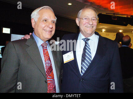 14 nov 2006; San Jose, CA, Stati Uniti d'America; Oakland Athletics proprietario Lew Wolff e Fremont mayor Bob Wasserman si posano per una foto dopo la conferenza stampa a Cisco Systems, Inc sede di San Jose, California Martedì, 14 Nov 2006. Credito: Foto di Bea Ahbeck/Fremont Argus/ZUMA premere. (©) Copyright 2006 by Fremont Argus Foto Stock