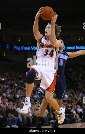 25 nov 2006; Oakland, CA, Stati Uniti d'America; Golden State Warriors Mike Dunleavy, #34, zips passato Utah Jazz's Deron Williams, #8, nel secondo trimestre del loro gioco su Sabato, 25 Novembre 2006 presso Oracle Arena di Oakland, California Credito: Foto di Jose Carlos Fajardo/Contra Costa Times/ZUMA premere. (©) Copyright 2006 by Contra Costa Times Foto Stock