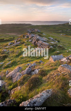 Massi sul crinale di Rhossili giù vicino a Llangennith, Penisola di Gower, si affacciano sulla baia di Rhossili al tramonto. Foto Stock