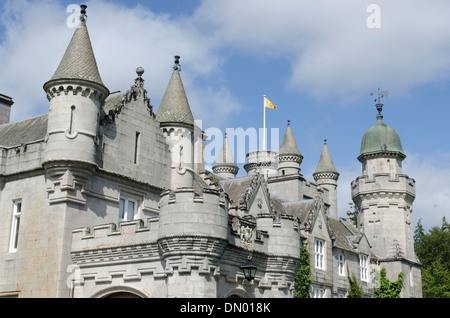 Il castello di Balmoral in Royal Deeside estate casa della regina con torrette Foto Stock