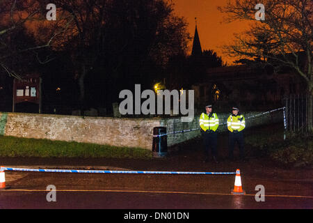 Didcot, Regno Unito. Xvii Dec, 2013. Ufficiali di polizia di guardia all'entrata alla Chiesa di Tutti i Santi e il cimitero, Didcot Oxfordshire, mentre gli investigatori continuano a cercare adolescente mancanti Jayden Morbo di Parkinson martedì 17 dicembre 2013 Credit: Nikreates/Alamy Live News Foto Stock