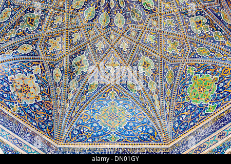 Soffitti decorativi, Tilla Kari Madrasah, noto anche come Tillya Kari Madrasah, Registan Square, Samarcanda, Uzbekistan Foto Stock