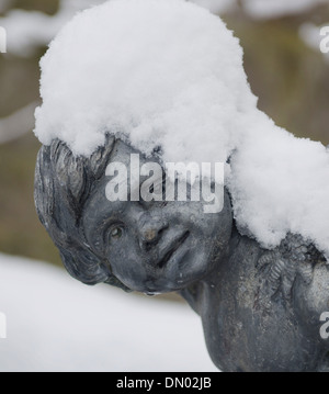 Crathes Castle con un cherubino nel giardino un ornamento in snow Foto Stock