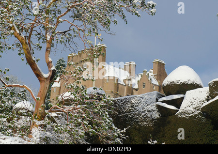 Crathes Castle in inverno Royal Deeside con neve & Topiaria da giardino Foto Stock