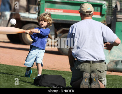 Feb 20, 2009 - Mesa, Arizona, Stati Uniti d'America - come il Chicago Cubs pratica su un vero diamante a Mesa di Fitch Park, Giona ROSENBAUM, 4, di Fairfield Connecticut colpisce una sfera whiffle dal suo papà Howard accanto al campo grande i leghisti lavorare durante lo spring training a Mesa di Fitch Park in Arizona. (Credito Immagine: © Darryl Webb/East Valley Tribune/ZUMA Press) Foto Stock