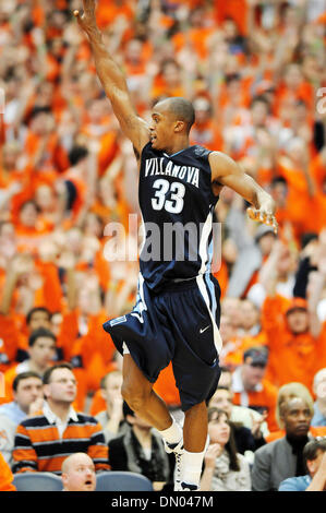 22 febbraio 2009: Villanova avanti Dante Cunningham (#33) passa per il blocco durante la riproduzione di Siracusa. Il Villanova Wildcats sconfitto il Syracuse 89-86 arancione nella parte anteriore del 26,879 appassionati al Carrier Dome di Siracusa, NY.(Immagine di credito: © Alan Schwartz/Cal Sport Media) Foto Stock