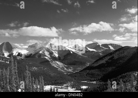 Bianco e nero vista invernale della gamma Sawatch dalla cima della montagna di Monarch, Colorado, STATI UNITI D'AMERICA Foto Stock