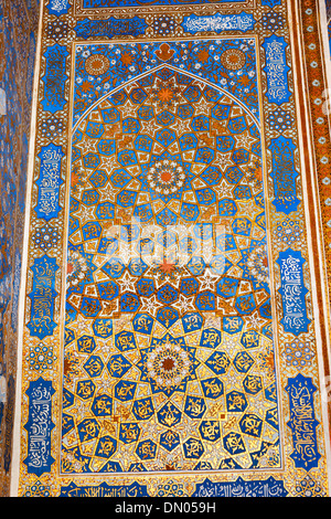 Parete decorativa, Tilla Kari Madrasah, noto anche come Tillya Kari Madrasah, Registan Square, Samarcanda, Uzbekistan Foto Stock