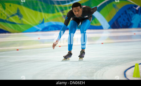 Febbraio 13, 2010 - Vancouver, British Columbia, Canada - OLIMPIADI MENS 5000M di pattinaggio di velocità - USA Shani Davis si raffredda dopo aver terminato dodicesimo nella mens 5000 m a i XXI Giochi Olimpici Invernali a Richmond Oval il 13 febbraio 2010 a Vancouver, British Columbia. (Credito Immagine: © Paul Kitagaki Jr./ZUMApress.com) Foto Stock