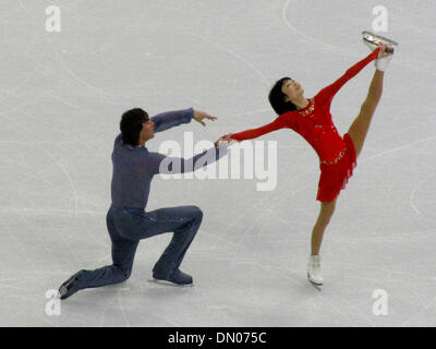 Feb 15, 2010 - Vancouver, British Columbia, Canada - Pattinaggio di Figura coppie di Free Skate - Federazione Russa pattinatori olimpici YUKO KAWAGUCHI E ALEXANDER SMIRNOV competere nel pattinaggio di figura coppie evento al 2010 dei giochi olimpici invernali di Vancouver. Il team russo piazzata quarta. (Credito Immagine: © PhotoXpress/ZUMA Press) Foto Stock