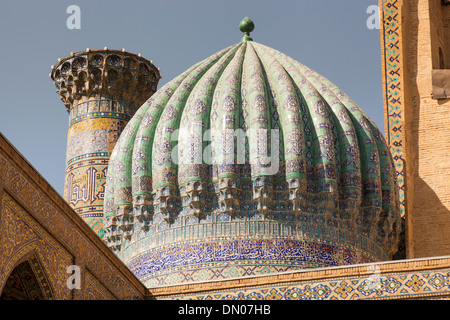 Una cupola di Sher Dor Madrasah, noto anche come Shir Dor Madrasah, Registan Square, Samarcanda, Uzbekistan Foto Stock