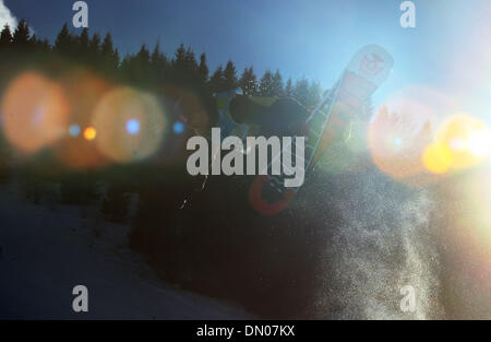 Il Trentino, Italia. Xvii Dec, 2013. Haenni Philippe di Switzerlands compete durante gli uomini halfpipe la concorrenza di snowboard al XXVI Universiade Invernale in Trentino, Italia, Dicembre 17, 2013. Credito: Bai Xuefei/Xinhua/Alamy Live News Foto Stock