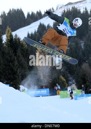 Il Trentino, Italia. Xvii Dec, 2013. Ruben sconfinano di Spagna compete durante gli uomini halfpipe la concorrenza di snowboard al XXVI Universiade Invernale in Trentino, Italia, Dicembre 17, 2013. Ruben sconfinano rivendicato il titolo dell'evento. Credito: Egli Changshan/Xinhua/Alamy Live News Foto Stock