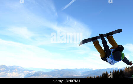 Il Trentino, Italia. Xvii Dec, 2013. Xu Dechao della Cina compete durante gli uomini halfpipe la concorrenza di snowboard al XXVI Universiade Invernale in Trentino, Italia, Dicembre 17, 2013. Credito: Bai Xuefei/Xinhua/Alamy Live News Foto Stock