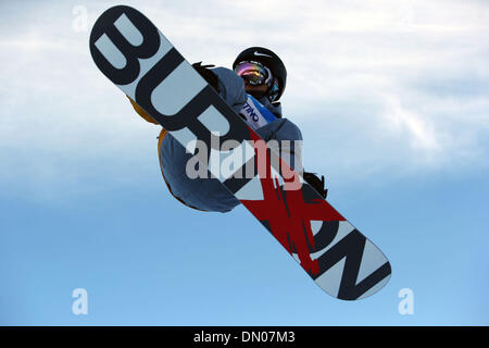 Il Trentino, Italia. Xvii Dec, 2013. Hu Yi della Cina compete durante gli uomini halfpipe la concorrenza di snowboard al XXVI Universiade Invernale in Trentino, Italia, Dicembre 17, 2013. Hu Yi ha ottenuto la medaglia d argento dell'evento. Credito: Bai Xuefei/Xinhua/Alamy Live News Foto Stock