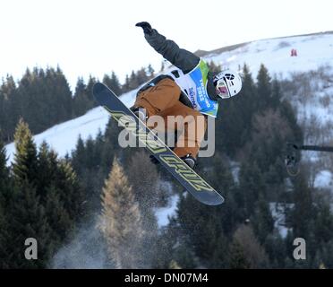 Il Trentino, Italia. Xvii Dec, 2013. Ruben sconfinano di Spagna compete durante gli uomini halfpipe la concorrenza di snowboard al XXVI Universiade Invernale in Trentino, Italia, Dicembre 17, 2013. Ruben sconfinano rivendicato il titolo dell'evento. Credito: Egli Changshan/Xinhua/Alamy Live News Foto Stock