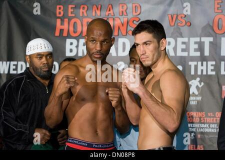 01 dic 2009 - Philadelphia, Pennsylvania, USA - BERNARD HOPKINS (sinistra) e Enrique ORNELAS presso la pesa a Liacouras Center, il sito del dicembre 2, 2009 Lotta. Hopkins pesato-in a 175 libbre e Ornelas è stata 173,5 libbre. (Credito Immagine: Â© Jay Gorodetzer/ZUMA Press) Foto Stock