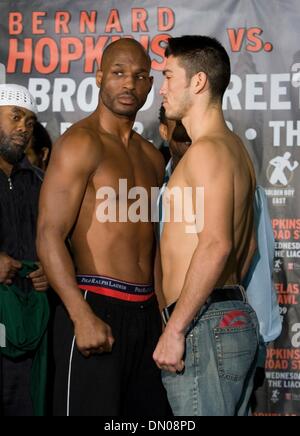 01 dic 2009 - Philadelphia, Pennsylvania, USA - BERNARD HOPKINS (sinistra) e Enrique ORNELAS presso la pesa a Liacouras Center, il sito del dicembre 2, 2009 Lotta. Hopkins pesato-in a 175 libbre e Ornelas è stata 173,5 libbre. (Credito Immagine: Â© Jay Gorodetzer/ZUMA Press) Foto Stock