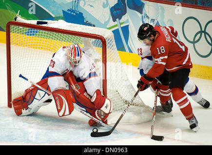 Febbraio 16, 2010 - Vancouver, British Columbia, Canada - Olimpiadi Mens Hockey - Canada Mike Richards (18) ha difeso dalla Norvegia di Mats Trygg punteggi sul traguardo il goalie Pal Grotnes in Mens Hockey Prelim Round Group un gioco 1 in corrispondenza delle Olimpiadi Invernali 2010 nel febbraio16, 2010 in Vancouver, British Columbia. Canada spazzato Norvegia 8-0. (Credito Immagine: © Paul Kitagaki Jr./ZUMApress.com) Foto Stock