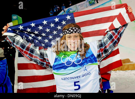 Feb 17, 2010 - Cypress Mountain, British Columbia, Canada - Shaun White celebra la sua medaglia d oro vittoria durante gli uomini Halfpipe Snowboard a concorrenza di 2010 giochi olimpici invernali di Vancouver. (Credito Immagine: © Jed Conklin/ZUMA Press) Foto Stock