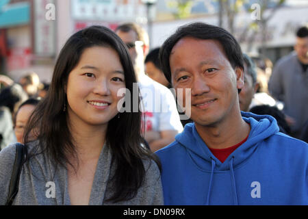 Feb 28, 2010 - Los Angeles, California, Stati Uniti d'America - Michael Chang, un ex U.S. giocatore di tennis professionista e sua moglie AMBRA LIU nella trentaduesima petardo annuale eseguire a Los Angeles Chinatown. (Credito Immagine: © Ringo Chiu/ZUMA Press) Foto Stock