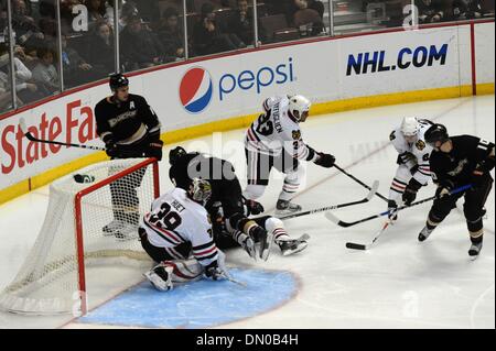 Novembre 27, 2009 - Anaheim, California, Stati Uniti d'America - RYAN GETZLAF, Bobby Ryan Corey Perry, CRISTOBAL HUET, e DUSTIN BYFUGLEN durante il gioco tra Anaheim Ducks e il Chicago Blackhawks. Le anatre battere i Blackhawks 3 a 0 presso il Centro Honday. (Credito Immagine: Â© Scott Mitchell/ZUMA Press) Foto Stock