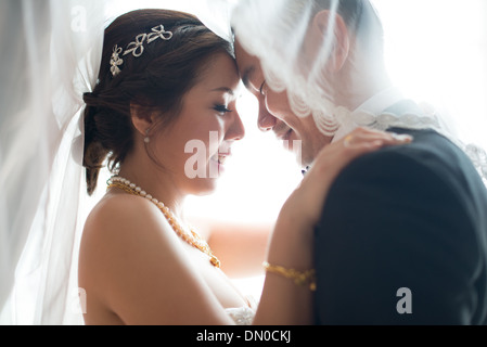 Romantica cinese asiatici coppie in viaggio di nozze. Sposa e lo sposo dancing in amore il giorno del matrimonio. Foto Stock