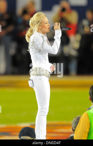 Feb 07, 2010 - Miami, Florida, Stati Uniti d'America - Paese stella della musica Carrie Underwood esegue prima di New Orleans Saints 31-17 vittoria sul circuito di Indianapolis Colts nel Super Bowl XLIV presso Sun Life Stadium. (Credito Immagine: © JB Skipper/ZUMA Press) Foto Stock