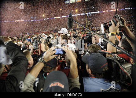 Febbraio 07, 2010 - Miami - Santi quarterback DREW BREES teste per il podio dopo aver vinto il Super Bowl oltre i Colts. (Credito Immagine: © Robert Duyos/Sun-Sentinel/ZUMApress.com) Foto Stock