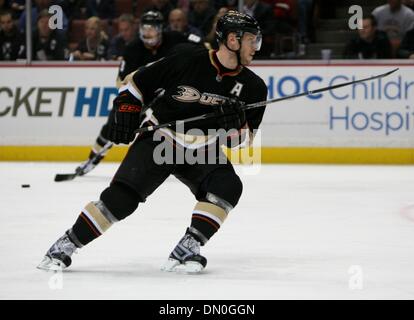 Feb 10, 2010 - Anaheim, California, Stati Uniti d'America - Anaheim Ducks center aku Koivu della Finlandia è raffigurato durante il terzo periodo di un NHL Hockey gioco contro i lubrificatori de Edmonton all'Honda Center. (Credito Immagine: © Mark Samala/ZUMA Press) Foto Stock