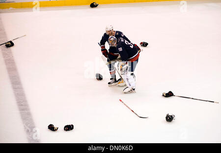 Febbraio 28, 2010 - Vancouver, British Columbia, Canada - STATI UNITI D'AMERICA'S RYAN MILLER E GLI STATI UNITI D'AMERICA'S BROOKS ORPIK skate attraverso gettare caschi dal Canada team dopo hanno battuto gli Stati Uniti 3-2 nel lavoro straordinario negli uomini la medaglia d oro Hockey gioco presso le Olimpiadi Invernali 2010. (Credito Immagine: © Paul Kitagaki Jr./ZUMApress.com) Foto Stock