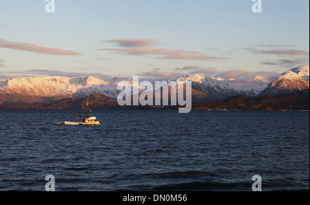 Piccola pesca commerciale trawler voce fuori in mare nella luce della sera in Homer Alaska. Foto Stock