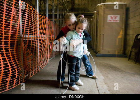 Gen 28, 2010 - Redding, California, Stati Uniti d'America - Laine Crume aiuta Vanornum Alina, sia del Grants Pass, Ore., pratica roping giovedì mentre Alina papà era al Red Bluff Bull e castrazione vendita presso il quartiere Tehama Fair grounds. Le loro famiglie sono state vendendo geldings alla vendita. Laine detto aiutava Alinda imparare a fune ''perché vuole partecipare nella capra roping". Foto Stock