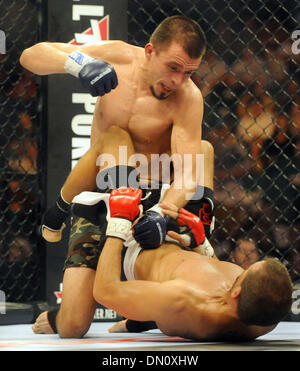 Gen 28, 2010 - Sunrise, FL - Florida, Stati Uniti d'America - Stati Uniti - fl-mma-Walker-0130. Craig Oxley (top) battaglie David Gomez durante Strikeforce Miami al BankAtlantic Center. 1/30/10. Jim Rassol, Sun Sentinel (credito Immagine: © Sun-Sentinel/ZUMApress.com) Foto Stock