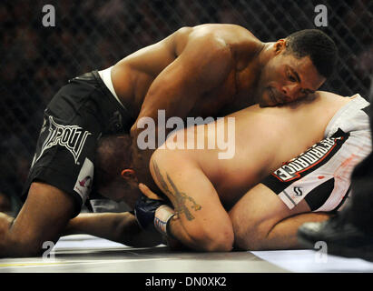 Gen 28, 2010 - Sunrise, FL - Florida, Stati Uniti d'America - Stati Uniti - fl-mma-Walker-0130. Herschel Walker battaglie Greg Nagy durante Strikeforce Miami al BankAtlantic Center. 1/28/10. Jim Rassol, Sun Sentinel (credito Immagine: © Sun-Sentinel/ZUMApress.com) Foto Stock