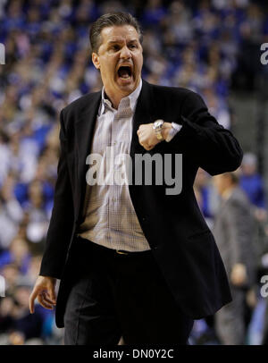 Gen 30, 2010 - Lexington, Kentucky, Stati Uniti d'America - Kentucky coach John Calipari gridò al suo compagno di squadra come hanno ottenuto in fallo problemi come il Kentucky ha giocato Vanderbilt sabato 30 gennaio, 2010 in Lexington, Kentucky . Foto di Mark Cornelison | Personale. (Credito Immagine: © Lexington Herald-Leader/ZUMApress.com) Foto Stock