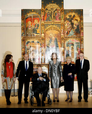 Madrid, Spagna. Xvii Dec, 2013. Regina Sofia 3 (R) di Spagna presiede la cerimonia di apertura di una nuova sala espositiva del Museo del Prado di Madrid in Spagna, a Dic. 17, 2013. La nuova sala del Museo del Prado mostra un certo numero di opere d'arte spagnola dal periodo romano al Rinascimento, secondo la stampa locale. Credito: AGENCIAPUNTOPRESS/Xinhua/Alamy Live News Foto Stock