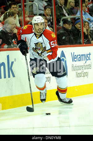 19 dic 2009 - Raleigh, North Carolina, Stati Uniti d'America - Florida Panthers (52) JASON GARRISON come Carolina Hurricanes sconfitto il Florida Panthers con un punteggio finale di 3-2 come hanno giocato a RBC Center situato in Raleigh. Copyright 2009 Jason Moore. (Credito Immagine: © Jason Moore/ZUMApress.com) Foto Stock