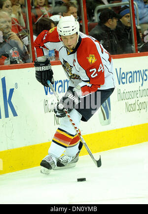 19 dic 2009 - Raleigh, North Carolina, Stati Uniti d'America - Florida Panthers (24) BRYAN MCCABE come Carolina Hurricanes sconfitto il Florida Panthers con un punteggio finale di 3-2 come hanno giocato a RBC Center situato in Raleigh. Copyright 2009 Jason Moore. (Credito Immagine: © Jason Moore/ZUMApress.com) Foto Stock