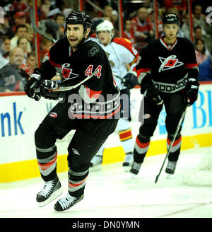 19 dic 2009 - Raleigh, North Carolina, Stati Uniti d'America - Carolina Hurricanes (44) JAY HARRISON come Carolina Hurricanes sconfitto il Florida Panthers con un punteggio finale di 3-2 come hanno giocato a RBC Center situato in Raleigh. Copyright 2009 Jason Moore. (Credito Immagine: © Jason Moore/ZUMApress.com) Foto Stock