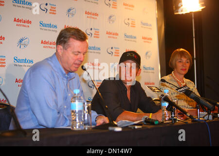 Jan 14, 2010 - Adelaide, Australia - LANCE ARMSTRONG con South Australian Premier Mike Rann e il Ministro del Turismo JANE LOMAX-SMITH in Australia per un 2010 Santos Tour Down Under conferenza multimediale. Lance Armstrong è tornato ad Adelaide, la città dove ha fatto la sua rimonta al ciclismo professionale nel gennaio dello scorso anno dopo il pensionamento nel 2005, per competere nel 2010 Santos Tour Down U Foto Stock