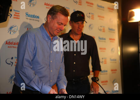 Jan 14, 2010 - Adelaide, Australia - LANCE ARMSTRONG e South Australian Premier Mike Rann in Australia per un 2010 Santos Tour Down Under conferenza multimediale. Lance Armstrong è tornato ad Adelaide, la città dove ha fatto la sua rimonta al ciclismo professionale nel gennaio dello scorso anno dopo il pensionamento nel 2005, per competere nel 2010 Santos Tour Down Under il debutto in gara per il suo nuovo cycl Foto Stock